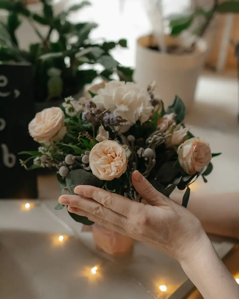Mains tenant un bouquet de roses roses