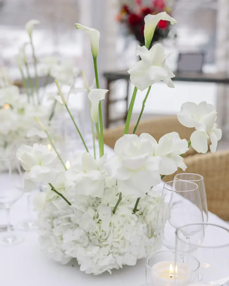 Composition de fleurs blanches sur une table de fête